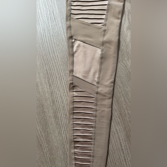 Alo Moto Legging- Gravel XS - Picture 3 of 6